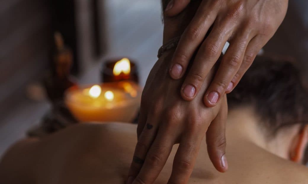 Massage du dos à la seule lumière d’une bougie